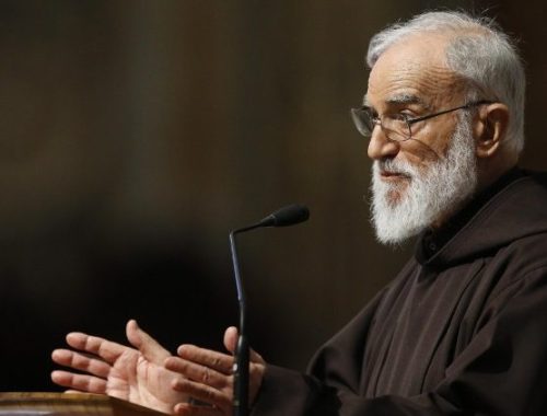Hálás köszönet Cantalamessa atyának 44 éves pápai prédikátori szolgálatáért